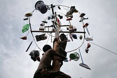 Lễ hội trèo cau bôi mỡ kỳ quặc ở Indonesia - 11 Lễ hội trèo cau bôi mỡ kỳ quặc ở Indonesia - 11