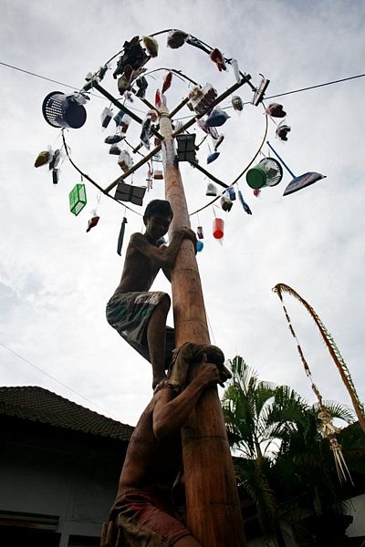 Lễ hội trèo cau bôi mỡ kỳ quặc ở Indonesia - 15 Lễ hội trèo cau bôi mỡ kỳ quặc ở Indonesia - 15