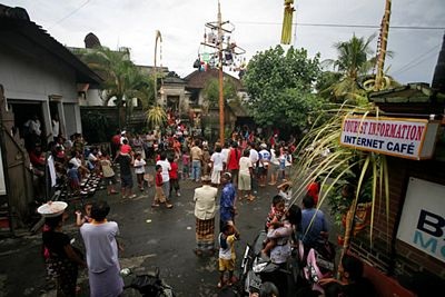 Lễ hội trèo cau bôi mỡ kỳ quặc ở Indonesia - 2 Lễ hội trèo cau bôi mỡ kỳ quặc ở Indonesia - 2