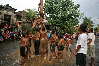 Lễ hội trèo cau bôi mỡ kỳ quặc ở Indonesia - 3 Lễ hội trèo cau bôi mỡ kỳ quặc ở Indonesia - 3