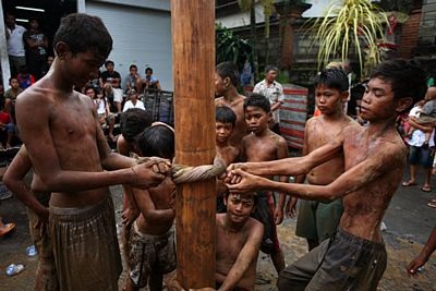 Lễ hội trèo cau bôi mỡ kỳ quặc ở Indonesia - 4 Lễ hội trèo cau bôi mỡ kỳ quặc ở Indonesia - 4