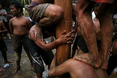 Lễ hội trèo cau bôi mỡ kỳ quặc ở Indonesia - 6 Lễ hội trèo cau bôi mỡ kỳ quặc ở Indonesia - 6