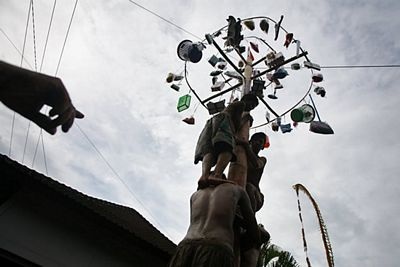 Lễ hội trèo cau bôi mỡ kỳ quặc ở Indonesia - 7 Lễ hội trèo cau bôi mỡ kỳ quặc ở Indonesia - 7