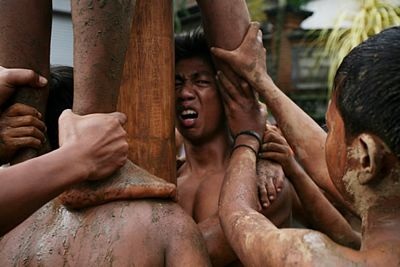 Lễ hội trèo cau bôi mỡ kỳ quặc ở Indonesia - 8 Lễ hội trèo cau bôi mỡ kỳ quặc ở Indonesia - 8