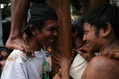 Lễ hội trèo cau bôi mỡ kỳ quặc ở Indonesia - 9 Lễ hội trèo cau bôi mỡ kỳ quặc ở Indonesia - 9