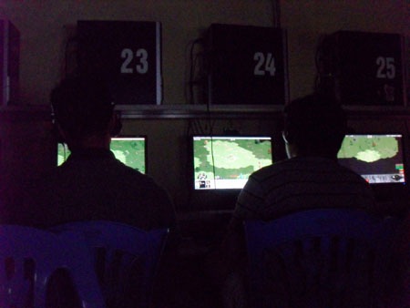 Tiệm game phớt lờ lệnh “giới nghiêm” - 1 Tiệm game phớt lờ lệnh “giới nghiêm” - 1