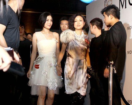 Vẻ rạng ngời của “bà mẹ hai con” Trương Bá Chi - 1