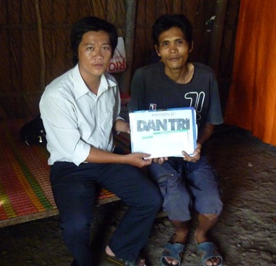 Anh Thạch Phước xúc động khi nhận quà của bạn đọc - 1 Anh Thạch Phước xúc động khi nhận quà của bạn đọc - 1