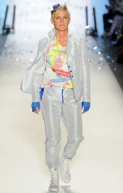 Xem MC đồng tính trình diễn thời trang - 1 Xem MC đồng tính trình diễn thời trang - 1