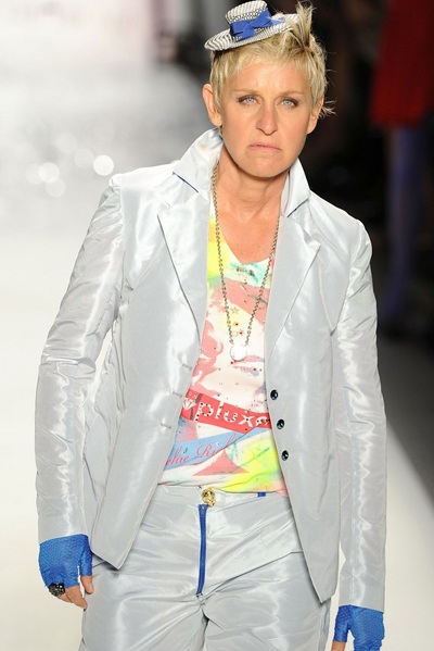 Xem MC đồng tính trình diễn thời trang - 2 Xem MC đồng tính trình diễn thời trang - 2