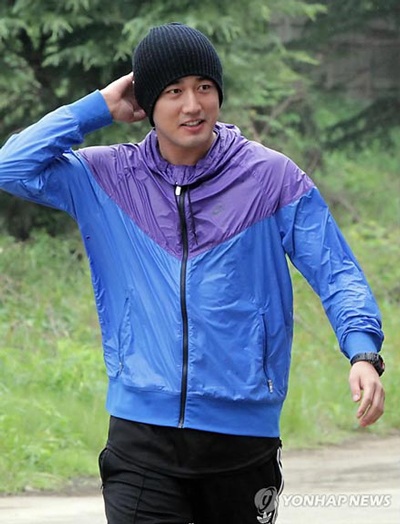 Thêm một mỹ nam xứ Hàn lên đường nhập ngũ - 1 Thêm một mỹ nam xứ Hàn lên đường nhập ngũ - 1