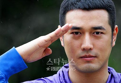 Thêm một mỹ nam xứ Hàn lên đường nhập ngũ - 2 Thêm một mỹ nam xứ Hàn lên đường nhập ngũ - 2