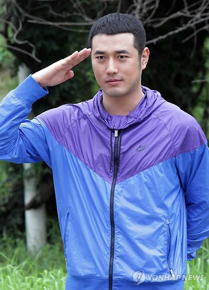 Thêm một mỹ nam xứ Hàn lên đường nhập ngũ - 4 Thêm một mỹ nam xứ Hàn lên đường nhập ngũ - 4