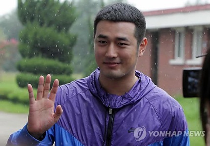 Thêm một mỹ nam xứ Hàn lên đường nhập ngũ - 5 Thêm một mỹ nam xứ Hàn lên đường nhập ngũ - 5