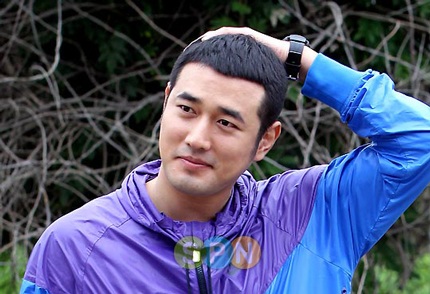 Thêm một mỹ nam xứ Hàn lên đường nhập ngũ - 3 Thêm một mỹ nam xứ Hàn lên đường nhập ngũ - 3