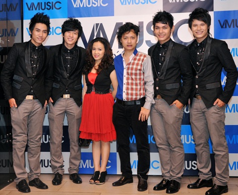 Nhiều “sao” đến chúc mừng V.Music - 16 Nhiều “sao” đến chúc mừng V.Music - 16