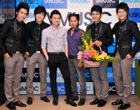 Nhiều “sao” đến chúc mừng V.Music - 18 Nhiều “sao” đến chúc mừng V.Music - 18