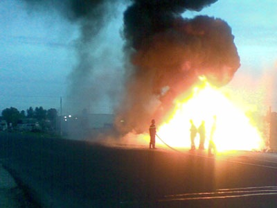 Xe tải bị lật, bốc cháy giữa đường - 1 Xe tải bị lật, bốc cháy giữa đường - 1