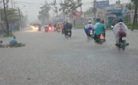Quốc lộ thành sông sau một cơn mưa lớn - 1 Quốc lộ thành sông sau một cơn mưa lớn - 1