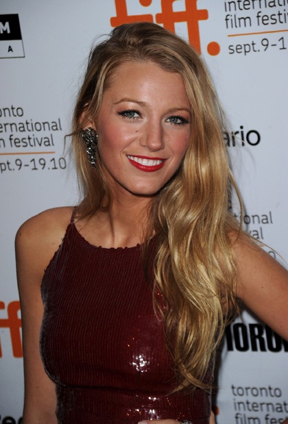 Blake Lively: Rực rỡ váy đỏ  - 5