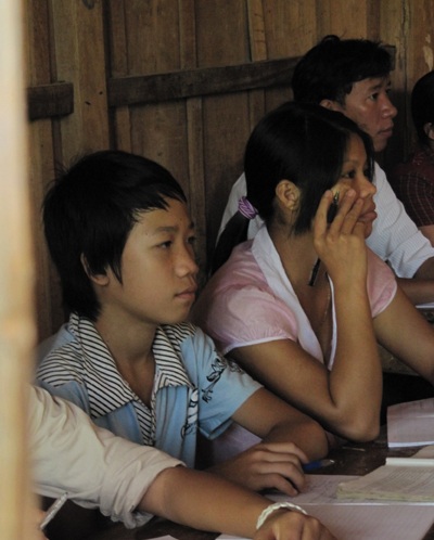 Cậu bé đi học bằng tay nhận quà đầu năm học mới  - 8