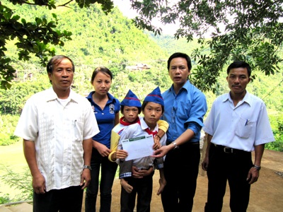 Cậu bé đi học bằng tay nhận quà đầu năm học mới  - 3