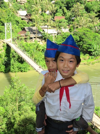 Cậu bé đi học bằng tay nhận quà đầu năm học mới  - 5