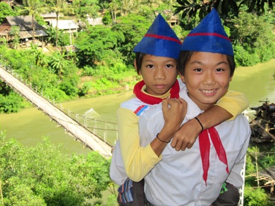 Cậu bé đi học bằng tay nhận quà đầu năm học mới  - 1