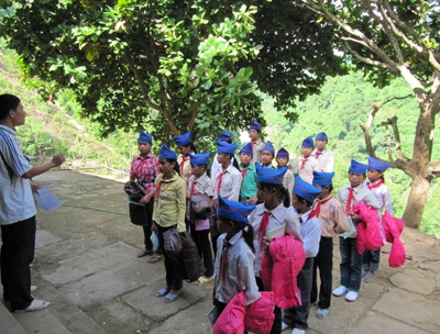 Cậu bé đi học bằng tay nhận quà đầu năm học mới  - 6