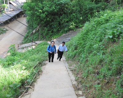 Cậu bé đi học bằng tay nhận quà đầu năm học mới  - 2