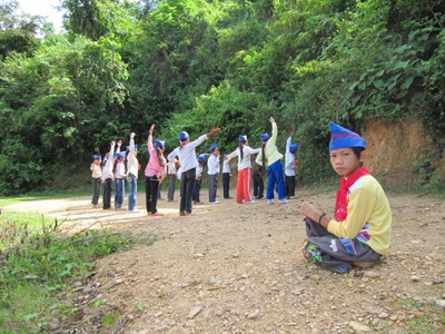 Cậu bé đi học bằng tay nhận quà đầu năm học mới  - 7