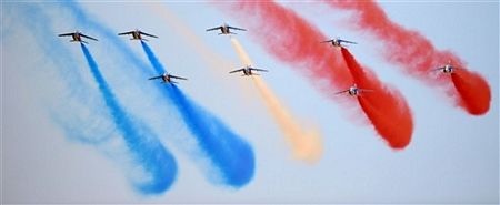 Máy bay trình diễn “đổ màu” trên bầu trời Italia - 17