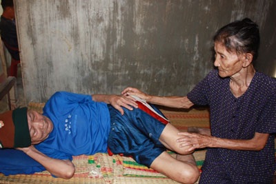 Lận đận thân già chăm chồng liệt, con tật nguyền - 2 Lận đận thân già chăm chồng liệt, con tật nguyền - 2