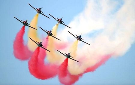 Máy bay trình diễn “đổ màu” trên bầu trời Italia - 13