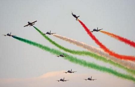 Máy bay trình diễn “đổ màu” trên bầu trời Italia - 1