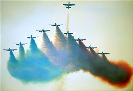 Máy bay trình diễn “đổ màu” trên bầu trời Italia - 6