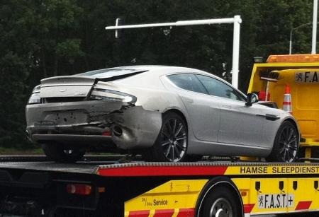 Chiếc Aston Martin Rapide đầu tiên lâm nạn - 2