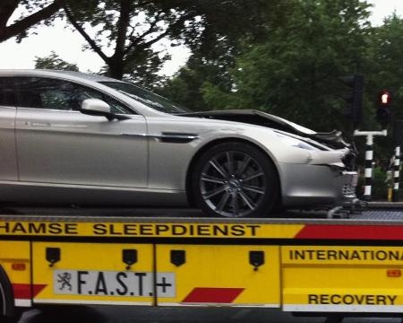 Chiếc Aston Martin Rapide đầu tiên lâm nạn - 3
