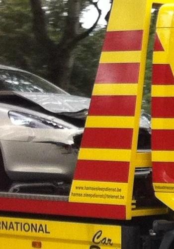 Chiếc Aston Martin Rapide đầu tiên lâm nạn - 4