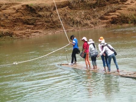 Chòng chành kéo bè vượt sông tìm chữ - 4