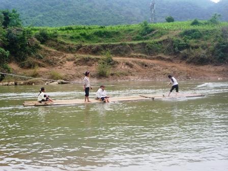 Chòng chành kéo bè vượt sông tìm chữ - 1