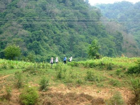 Chòng chành kéo bè vượt sông tìm chữ - 5