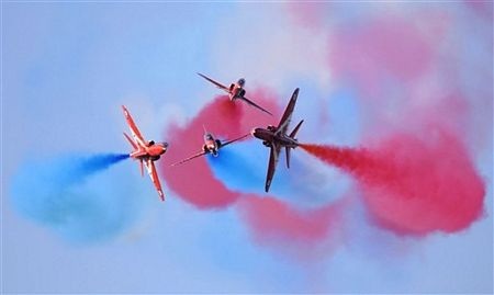 Máy bay trình diễn “đổ màu” trên bầu trời Italia - 11