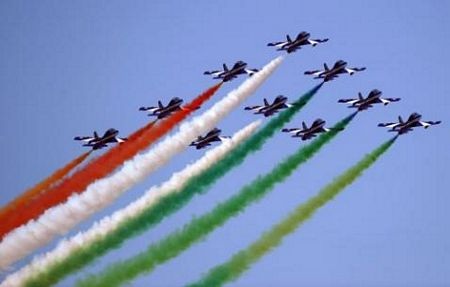 Máy bay trình diễn “đổ màu” trên bầu trời Italia - 2
