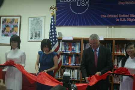 Đại sứ quán Hoa Kỳ mở Trung tâm Tư vấn Giáo dục - 1 Đại sứ quán Hoa Kỳ mở Trung tâm Tư vấn Giáo dục - 1
