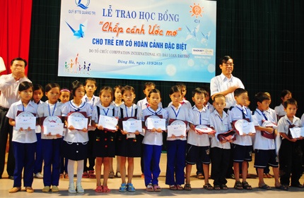 Quảng Trị: 1.055 HS nghèo vượt khó nhận học bổng “Chắp cánh ước mơ” - 1 Quảng Trị: 1.055 HS nghèo vượt khó nhận học bổng “Chắp cánh ước mơ” - 1