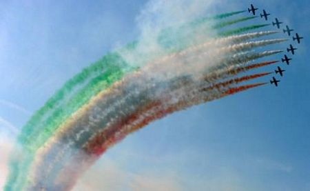 Máy bay trình diễn “đổ màu” trên bầu trời Italia - 8