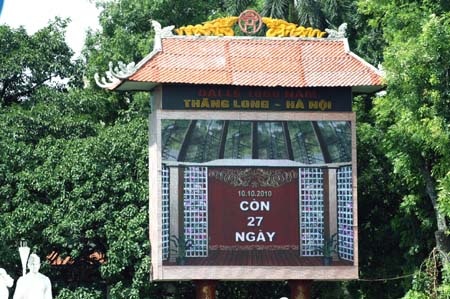 Nhem nhuốc di tích cổ quanh hồ Gươm trước Đại lễ - 16