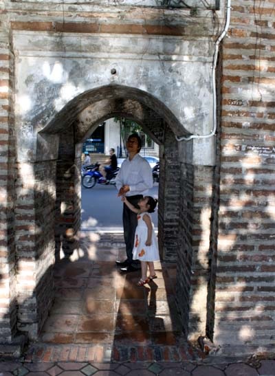 Nhem nhuốc di tích cổ quanh hồ Gươm trước Đại lễ - 9