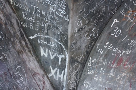 Nhem nhuốc di tích cổ quanh hồ Gươm trước Đại lễ - 7